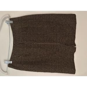 Causal Corner Annex Skirt